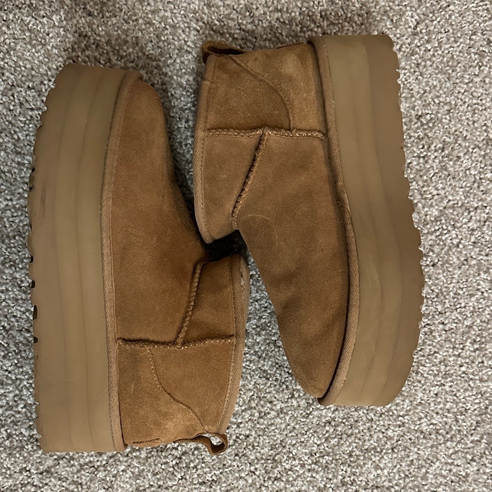 Women’s platform UGGS